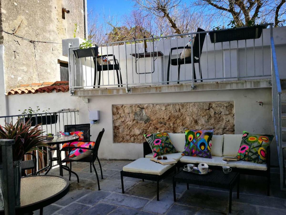 Cres Art Studio Kuning Apartment Kültér fotó
